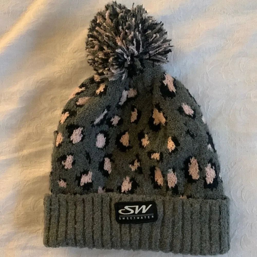 Beanie Cheetah Print Pom Pom Gray Pink